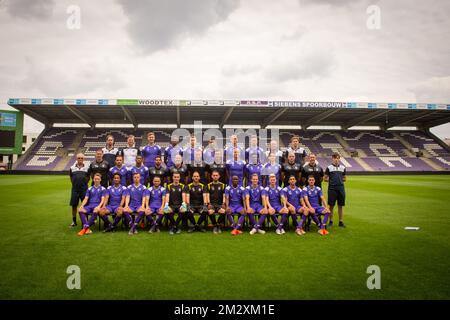 (Oben L-R): Kine Ralph Pasmans, Teammanager Olivier Dieltjens, Rubin Seigers, Dylan Saint-Louis, Yan Vorogovskiy, Mohamed Reda Halaimia, Denys Denis Prychynenko, Gregory Grisez, Massetherapeutin Benny Begine, Kine Elko Van den Broucke (Mitte L-R): greenkeeper Diederik Stickens , Torwarttrainer Patrick Nys, Iraki Bugridze, Ayrton Mboko Sambeya, Assistant Coach Hernan Losada, Head Coach Stijn Vreven, Assistant Coach William will still, Assistant Coach Frank Dauwen, Raphael Holzhauser, Marius Noubissi, Pierre Bourdin, Performance Coach Pieter Jacobs, Physical Coach Werner M Martens Stockfoto