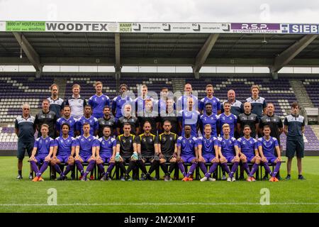 (Oben L-R): Kine Ralph Pasmans, Teammanager Olivier Dieltjens, Rubin Seigers, Dylan Saint-Louis, Yan Vorogovskiy, Mohamed Reda Halaimia, Denys Denis Prychynenko, Gregory Grisez, Massetherapeutin Benny Begine, Kine Elko Van den Broucke (Mitte L-R): greenkeeper Diederik Stickens , Torwarttrainer Patrick Nys, Iraki Bugridze, Ayrton Mboko Sambeya, Assistant Coach Hernan Losada, Head Coach Stijn Vreven, Assistant Coach William will still, Assistant Coach Frank Dauwen, Raphael Holzhauser, Marius Noubissi, Pierre Bourdin, Performance Coach Pieter Jacobs, Physical Coach Werner M Martens Stockfoto