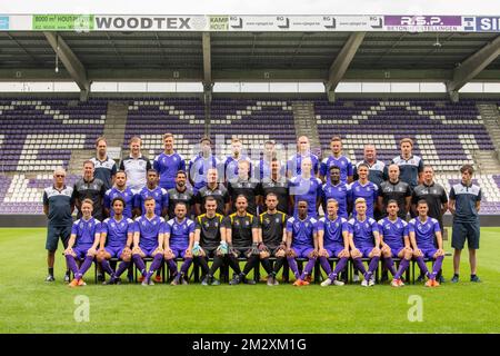 (Oben L-R): Kine Ralph Pasmans, Teammanager Olivier Dieltjens, Rubin Seigers, Dylan Saint-Louis, Yan Vorogovskiy, Mohamed Reda Halaimia, Denys Denis Prychynenko, Gregory Grisez, Massetherapeutin Benny Begine, Kine Elko Van den Broucke (Mitte L-R): greenkeeper Diederik Stickens , Torwarttrainer Patrick Nys, Iraki Bugridze, Ayrton Mboko Sambeya, Assistant Coach Hernan Losada, Head Coach Stijn Vreven, Assistant Coach William will still, Assistant Coach Frank Dauwen, Raphael Holzhauser, Marius Noubissi, Pierre Bourdin, Performance Coach Pieter Jacobs, Physical Coach Werner M Martens Stockfoto