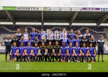 (Oben L-R): Kine Ralph Pasmans, Teammanager Olivier Dieltjens, Rubin Seigers, Dylan Saint-Louis, Yan Vorogovskiy, Mohamed Reda Halaimia, Denys Denis Prychynenko, Gregory Grisez, Massetherapeutin Benny Begine, Kine Elko Van den Broucke (Mitte L-R): greenkeeper Diederik Stickens , Torwarttrainer Patrick Nys, Iraki Bugridze, Ayrton Mboko Sambeya, Assistant Coach Hernan Losada, Head Coach Stijn Vreven, Assistant Coach William will still, Assistant Coach Frank Dauwen, Raphael Holzhauser, Marius Noubissi, Pierre Bourdin, Performance Coach Pieter Jacobs, Physical Coach Werner M Martens Stockfoto