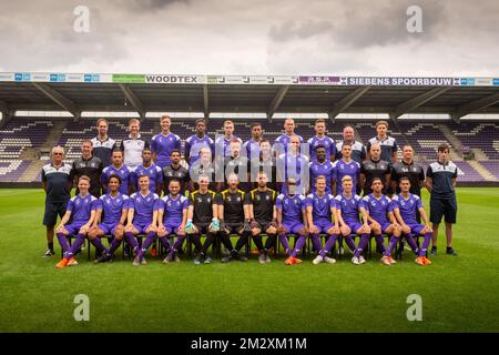 (Oben L-R): Kine Ralph Pasmans, Teammanager Olivier Dieltjens, Rubin Seigers, Dylan Saint-Louis, Yan Vorogovskiy, Mohamed Reda Halaimia, Denys Denis Prychynenko, Gregory Grisez, Massetherapeutin Benny Begine, Kine Elko Van den Broucke (Mitte L-R): greenkeeper Diederik Stickens , Torwarttrainer Patrick Nys, Iraki Bugridze, Ayrton Mboko Sambeya, Assistant Coach Hernan Losada, Head Coach Stijn Vreven, Assistant Coach William will still, Assistant Coach Frank Dauwen, Raphael Holzhauser, Marius Noubissi, Pierre Bourdin, Performance Coach Pieter Jacobs, Physical Coach Werner M Martens Stockfoto