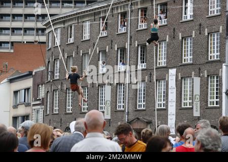 Trapezkünstler bei der Eröffnung des Stadtfestivals „Gentse Feesten“ 176. in Gent. Die diesjährige Ausgabe findet vom 19. Bis 28. Juli statt. BELGA FOTO NICOLAS MAETERLINCK Stockfoto