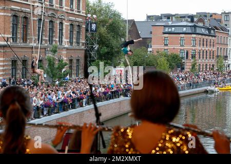 Trapezkünstler in Reep zur Eröffnung des Stadtfestivals „Gentse Feesten“ 176. in Gent, Freitag, den 19. Juli 2019. Die diesjährige Ausgabe findet vom 19. Bis 28. Juli statt. BELGA FOTO NICOLAS MAETERLINCK Stockfoto