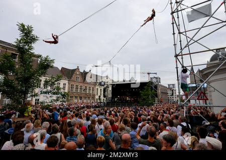 Trapezkünstler in Reep zur Eröffnung des Stadtfestivals „Gentse Feesten“ 176. in Gent, Freitag, den 19. Juli 2019. Die diesjährige Ausgabe findet vom 19. Bis 28. Juli statt. BELGA FOTO NICOLAS MAETERLINCK Stockfoto