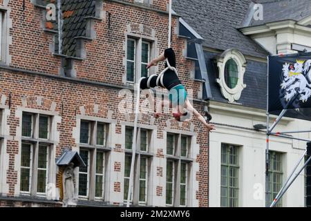 Trapezkünstler in Reep zur Eröffnung des Stadtfestivals „Gentse Feesten“ 176. in Gent, Freitag, den 19. Juli 2019. Die diesjährige Ausgabe findet vom 19. Bis 28. Juli statt. BELGA FOTO NICOLAS MAETERLINCK Stockfoto