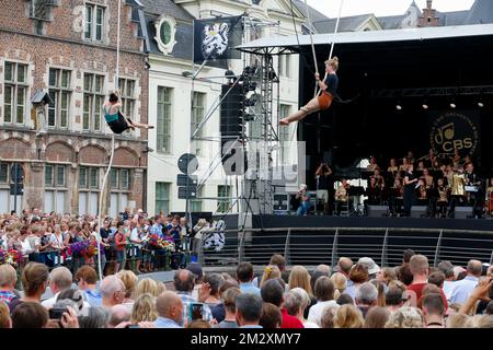 Trapezkünstler in Reep zur Eröffnung des Stadtfestivals „Gentse Feesten“ 176. in Gent, Freitag, den 19. Juli 2019. Die diesjährige Ausgabe findet vom 19. Bis 28. Juli statt. BELGA FOTO NICOLAS MAETERLINCK Stockfoto