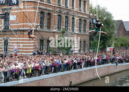 Trapezkünstler in Reep zur Eröffnung des Stadtfestivals „Gentse Feesten“ 176. in Gent, Freitag, den 19. Juli 2019. Die diesjährige Ausgabe findet vom 19. Bis 28. Juli statt. BELGA FOTO NICOLAS MAETERLINCK Stockfoto