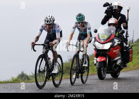 Kolumbianischer Egan Bernal von Team Ineos und deutscher Emanuel Buchmann von Bora-Hansgrohe in Aktion während der Stufe 15 der 106.. Ausgabe des Radrennen Tour de France, von Limoux bis Foix Prat d'Albis (185km), in Frankreich, Sonntag, den 21. Juli 2019. Die diesjährige Tour de France beginnt in Brüssel und findet vom 6.. Juli bis 28.. Juli statt. BELGA FOTO YUZURU SUNADA FRANCE RAUS Stockfoto