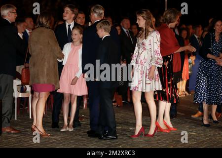 Prinzessin Eleonore, König Philippe - Filip von Belgien, Prinz Emmanuel, Kronprinzessin Elisabeth und Königin Mathilde von Belgien, die während des Feuerwerks am belgischen Nationalfeiertag am Sonntag, den 21. Juli 2019, in Brüssel abgebildet sind. BELGA FOTO NICOLAS MAETERLINCK Stockfoto