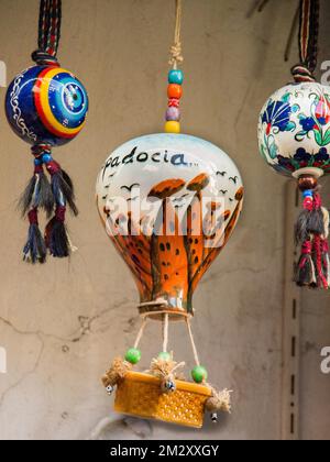 Heißluft-Ballon Modell aus Ton für die Dekoration für den Verkauf auf dem Markt Stockfoto