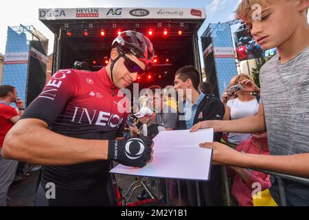 Der spanische Jonathan Castroviejo von Team Ineos unterzeichnet am Donnerstag, den 01. August 2019, beim Radrennen „Natourcriterium Herentals“ ein Autogramm. Der Wettbewerb ist Teil der traditionellen „Kriterien“, lokalen Rennen, bei denen hauptsächlich Radfahrer, die auf der Tour de France mitfuhren, gegeneinander antreten. BELGA FOTO LUC CLAESSEN Stockfoto