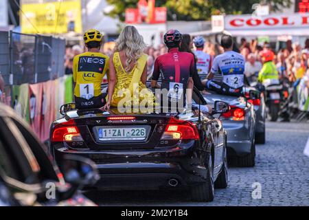 Kolumbianischer Egan Bernal von Team Ineos und spanischer Jonathan Castroviejo von Team Ineos während der Kabrio-Fahrt vor dem Radrennen „Natourcriterium Herentals“, Donnerstag, den 01. August 2019 in Herentals. Der Wettbewerb ist Teil der traditionellen „Kriterien“, lokalen Rennen, bei denen hauptsächlich Radfahrer, die auf der Tour de France mitfuhren, gegeneinander antreten. BELGA FOTO LUC CLAESSEN Stockfoto