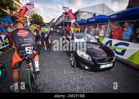 Kolumbianischer Egan Bernal von Team Ineos, spanischer Jonathan Castroviejo von Team Ineos und während der Kabrio-Fahrt vor dem Radrennen „Natourcriterium Herentals“, Donnerstag, den 01. August 2019 in Herentals. Der Wettbewerb ist Teil der traditionellen „Kriterien“, lokalen Rennen, bei denen hauptsächlich Radfahrer, die auf der Tour de France mitfuhren, gegeneinander antreten. BELGA FOTO LUC CLAESSEN Stockfoto