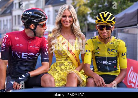 Der spanische Jonathan Castroviejo von Team Ineos und der kolumbianische Egan Bernal von Team Ineos wurden während der Kabrio-Fahrt vor dem Radrennen „Natourcriterium Herentals“ am Donnerstag, den 01. August 2019 in Herentals gezeigt. Der Wettbewerb ist Teil der traditionellen „Kriterien“, lokalen Rennen, bei denen hauptsächlich Radfahrer, die auf der Tour de France mitfuhren, gegeneinander antreten. BELGA FOTO LUC CLAESSEN Stockfoto