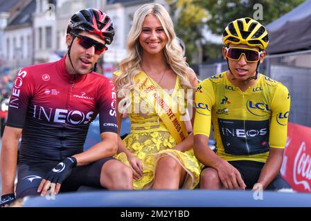 Spanischer Jonathan Castroviejo von Team Ineos und kolumbianischer Egan Bernal von Team Ineos während der Kabrio-Fahrt vor dem Radrennen „Natourcriterium Herentals“, Donnerstag, den 01. August 2019 in Herentals. Der Wettbewerb ist Teil der traditionellen „Kriterien“, lokalen Rennen, bei denen hauptsächlich Radfahrer, die auf der Tour de France mitfuhren, gegeneinander antreten. BELGA FOTO LUC CLAESSEN Stockfoto