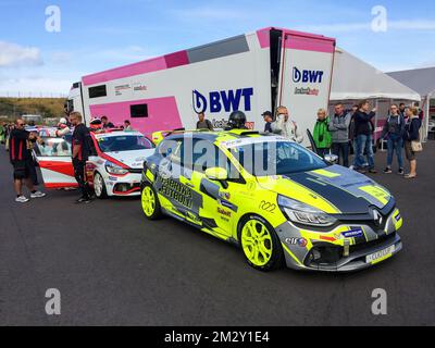 Rennwagen Renault Clio Rennwagen aus der Clio Cup Rennserie warten auf Freigabe, um die Rennstrecke vor dem Startfeld zu betreten Stockfoto