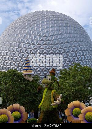 Goofy stand vor dem Spaceship Earth in EPCOT, Walt Disney World, Orlando, Florida Stockfoto