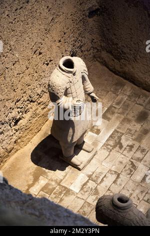 Weltberühmte Krieger-Soldaten-Figuren aus chinesischem Terrakotta-Lehm in Pit 3 die Terrakotta-Armee im Mausoleum-Museum von Kaiser Qinshihuang in Xi'an, China, VR China. (125) Stockfoto