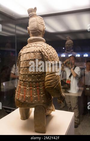 Die kniende Bogenfigur aus chinesischem Terrakotta-Lehm, die aus Grube 2 ausgegraben wurde und nun für Touristen in diesem Gebäude ausgestellt ist. Die Terrakotta-Armee im Mausoleum-Museum von Kaiser Qinshihuang in Xi'an. VR CHINA. China. (125) Stockfoto