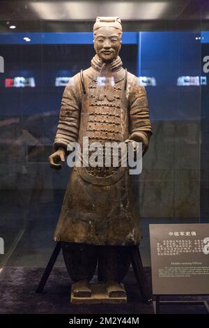 Chinesischer Offizier mit mittlerem Ranking, Terrakotta-Tonfigur, ausgegraben aus Grube 2 und jetzt für Touristen in diesem Gebäude ausgestellt. Die Terrakotta-Armee im Mausoleum Site Museum von Kaiser Qinshihuang in Xi'an, VR China. China. (125) Stockfoto