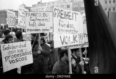 Spanische Gastarbeiter, hauptsächlich aus dem Baskenland, demonstrierten am 19. Dezember 1970 in Dortmund gegen die Franco-Diktatur und die Stockfoto