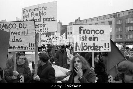 Spanische Gastarbeiter, hauptsächlich aus dem Baskenland, demonstrierten am 19. Dezember 1970 in Dortmund gegen die Franco-Diktatur und die Stockfoto