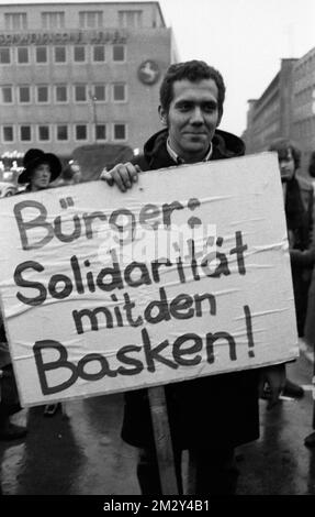 Spanische Gastarbeiter, hauptsächlich aus dem Baskenland, demonstrierten am 19. Dezember 1970 in Dortmund gegen die Franco-Diktatur und die Stockfoto