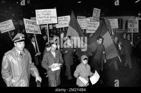 Spanische Gastarbeiter, hauptsächlich aus dem Baskenland, demonstrierten am 19. Dezember 1970 in Dortmund gegen die Franco-Diktatur und die Stockfoto