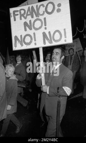 Spanische Gastarbeiter, hauptsächlich aus dem Baskenland, demonstrierten am 19. Dezember 1970 in Dortmund gegen die Franco-Diktatur und die Stockfoto