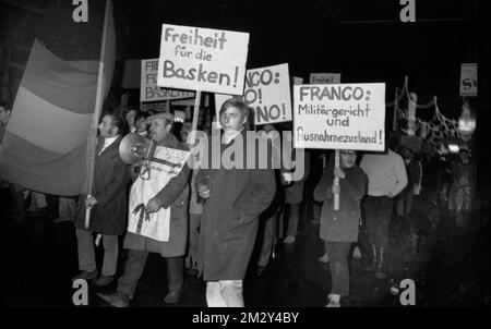 Spanische Gastarbeiter, hauptsächlich aus dem Baskenland, demonstrierten am 19. Dezember 1970 in Dortmund gegen die Franco-Diktatur und die Stockfoto