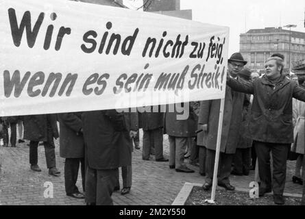 Steuerbeamte gehen auch auf die Straße, um mehr Lohn zu fordern, wie hier in Düsseldorf 1969, Deutschland Stockfoto