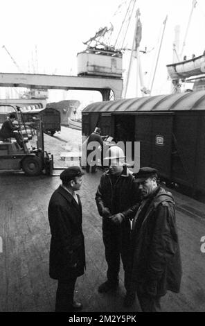 Arbeit am Hamburger Hafen und Howaldtswerke Hamburg, HDW) im Jahr 1970, Deutschland Stockfoto