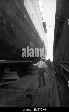 Arbeit am Hamburger Hafen und Howaldtswerke Hamburg, HDW) im Jahr 1970, Deutschland Stockfoto