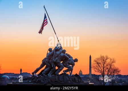 WASHINGTON, DC - 4. APRIL 2015: Marine Corps war Memorial. Das Denkmal zeigt die Statuen von Soldaten, die die zweite US-Flagge auf Iwo Jima hochhoben Stockfoto