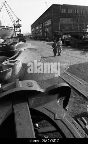 Arbeit am Hamburger Hafen und Howaldtswerke Hamburg, HDW) im Jahr 1970, Deutschland Stockfoto