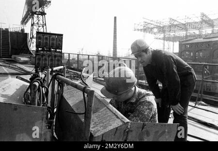 Arbeit am Hamburger Hafen und Howaldtswerke Hamburg, HDW) im Jahr 1970, Deutschland Stockfoto