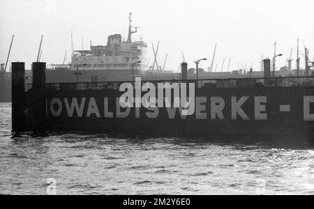 Arbeit am Hamburger Hafen und Howaldtswerke Hamburg, HDW) im Jahr 1970, Deutschland Stockfoto