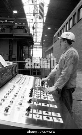 Die Thyssen-Rohrfabrik hier in Duisburg im Jahr 1968 produzierte große Rohre für den internationalen Markt Deutschland Stockfoto