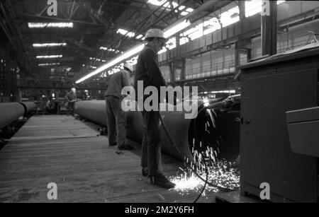 Die Thyssen-Rohrfabrik hier in Duisburg im Jahr 1968 produzierte große Rohre für den internationalen Markt Deutschland Stockfoto