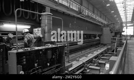 Die Thyssen-Rohrfabrik hier in Duisburg im Jahr 1968 produzierte große Rohre für den internationalen Markt Deutschland Stockfoto