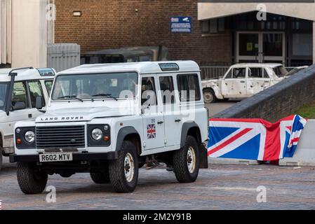 Southend on Sea, Essex, Großbritannien. 14.. Dezember 2022. Die Dreharbeiten für die neue Serie der Krone finden in Southend on Sea statt, wobei die Büros des Stadtrats in ein Kosovo-Kriegsgebiet umgewandelt werden, in dem UN- und Militärfahrzeuge um beschädigte Autos und Teile des Gebäudes geparkt sind. Die Veröffentlichung im Jahr 2023 ist die Staffel 6 der Netflix-Serie Stockfoto