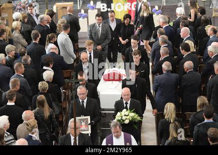Belgischer Victor Campenaerts von Lotto Soudal, belgischer Tiesj Benoot von Lotto Soudal, belgische Sander-Armee von Lotto Soudal, belgischer Harm Vanhoucke von Lotto Soudal, Die belgische Jelle Vanendert von Lotto Soudal und der deutsche Andre Greipel von Team ARKEA - Samsic tragen den Sarg während der Beerdigung des belgischen Radfahrers Bjorg Lambrecht, Dienstag, den 13. August 2019 in Knesselare, Aalter. Lotto Soudal Reiter Bjorg Lambrecht starb am 5.. August nach einem tödlichen Unfall während der Tour durch Polen, er war 22 Jahre alt. BELGA-FOTOPOOL NICO VEREECKEN Stockfoto