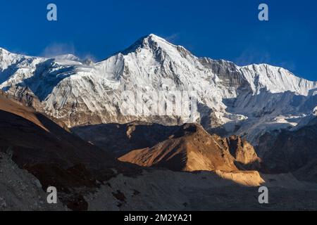 Der Berg Cho Oyu wird von den Sonnenlichtern bei Sonnenuntergang beleuchtet. Wunderschöne Landschaft an klaren Tagen hoch im Himalaya-Gebirge, Sagarmatha-Nationalpark Stockfoto