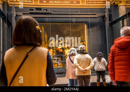 Amsterdam, Niederlande. Dezember 2022. Besucher des Rijksmuseums in Amsterdam bewundern Rembrandt van Rijns Nachtwache. Hochwertiges Foto Stockfoto