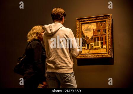 Amsterdam, Niederlande. Dezember 2022. Besucher des Rijksmuseums in Amsterdam bewundern die Straße von Vermeer. Hochwertiges Foto Stockfoto