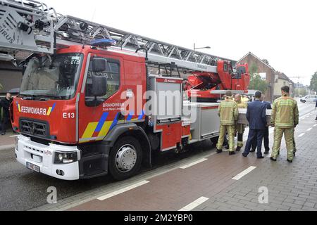 Das Bild zeigt einen Feuerwehrwagen, der den Sarg eines verstorbenen Feuerwehrmanns bei einer Gedenkfeier für zwei verstorbene Feuerwehrmänner Chris und Benni im Feuerwehrhauptquartier in Heusden-Zolder am Samstag, den 17. August 2019, transportierte. Die beiden starben letzte Woche bei einem Brand in einem besetzten Gebäude in Beringen. BELGA FOTO YORICK JANSENS Stockfoto