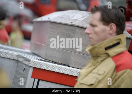 Das Bild zeigt einen Feuerwehrwagen, der den Sarg eines verstorbenen Feuerwehrmanns bei einer Gedenkfeier für zwei verstorbene Feuerwehrmänner Chris und Benni im Feuerwehrhauptquartier in Heusden-Zolder am Samstag, den 17. August 2019, transportierte. Die beiden starben letzte Woche bei einem Brand in einem besetzten Gebäude in Beringen. BELGA FOTO YORICK JANSENS Stockfoto