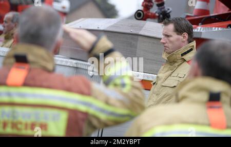 Das Bild zeigt einen Feuerwehrwagen, der den Sarg eines verstorbenen Feuerwehrmanns bei einer Gedenkfeier für zwei verstorbene Feuerwehrmänner Chris und Benni im Feuerwehrhauptquartier in Heusden-Zolder am Samstag, den 17. August 2019, transportierte. Die beiden starben letzte Woche bei einem Brand in einem besetzten Gebäude in Beringen. BELGA FOTO YORICK JANSENS Stockfoto