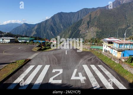 LUKLA/NEPAL - 18. OKTOBER 2015: Flughafen Tenzing-Hillary in Lukla, Himalaya, Nepal. Stockfoto