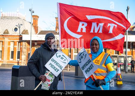 Slough, Berkshire, Großbritannien. 14.. Dezember 2022. Zugpersonal von Slough Station streikte sich heute vor dem Bahnhof von Slough in der eiskalten Kälte an einem weiteren Tag mit Temperaturen unter Null, in einem Streit um die Bezahlung und die geplante Schließung der Ticketbüros. GWR-Züge und Elizabeth Line Züge verkehrten zwischen London und zurück, aber der Bahnhof war viel ruhiger als sonst, da viele Leute beschlossen, von zu Hause aus zu arbeiten. Kredit: Maureen McLean/Alamy Live News Stockfoto